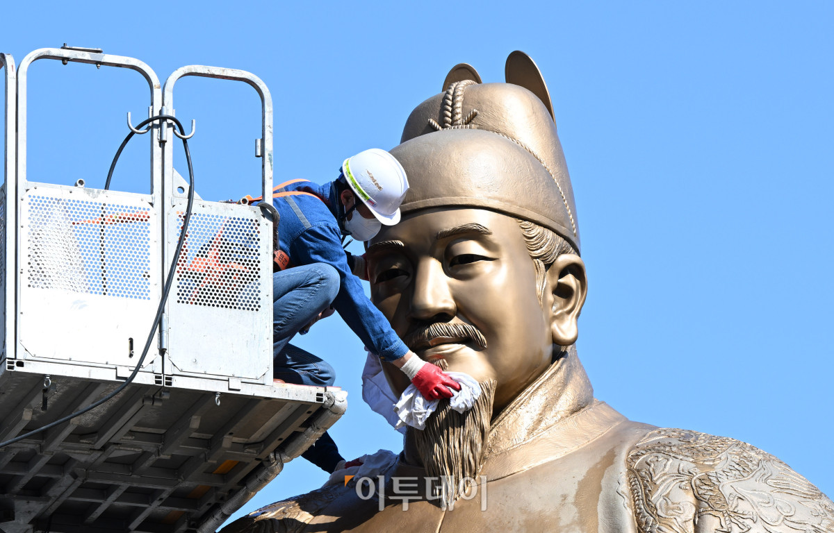 ▲서울시 관계자들이 15일 서울 종로구 광화문광장에서 세종대왕 동상을 세척하고 있다. 서울시는 이날부터 16일까지 오후 6시까지 이틀에 걸쳐 광화문광장 내 세종대왕 동상과 이순신 장군 동상 세척 작업을 실시한다. 조현호 기자 hyunho@