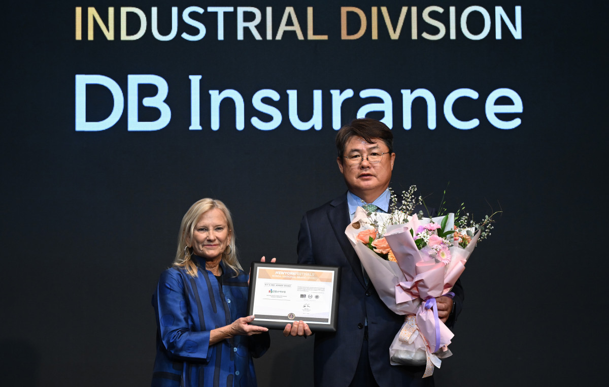 ▲서울 롯데호텔에서 열린 '2025 대한민국 국가브랜드대상'에서 정종표(오른쪽) DB손해보험 대표가 손해보험 부문 1위를 수상하고 기념 촬영을 하고 있다. (사진제공=DB손해보험)