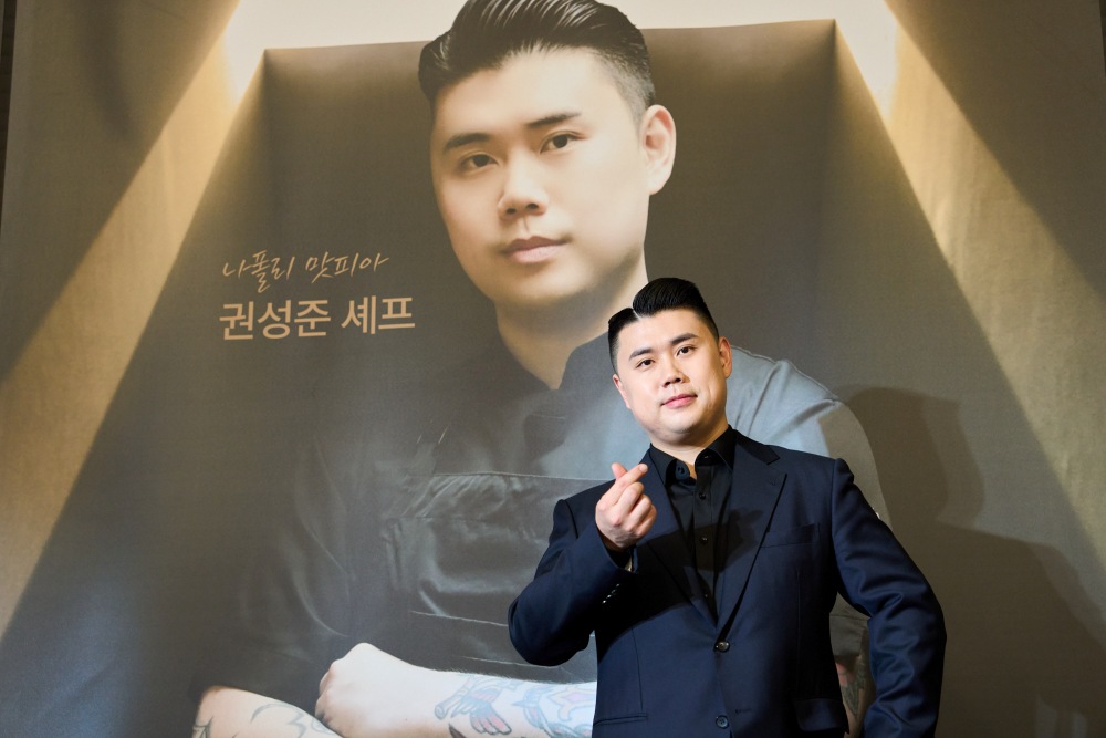 ▲ ‘나폴리 맛피아’ 권성준 셰프가 15일  서울 강서구에 있는 아이더스에프엔비 본사 사옥에서 ‘푸라닭 2.0 프로젝트’ 관련 간담회에 앞서 포즈를 취하고 있다. (사진제공=아이더스에프엔비)