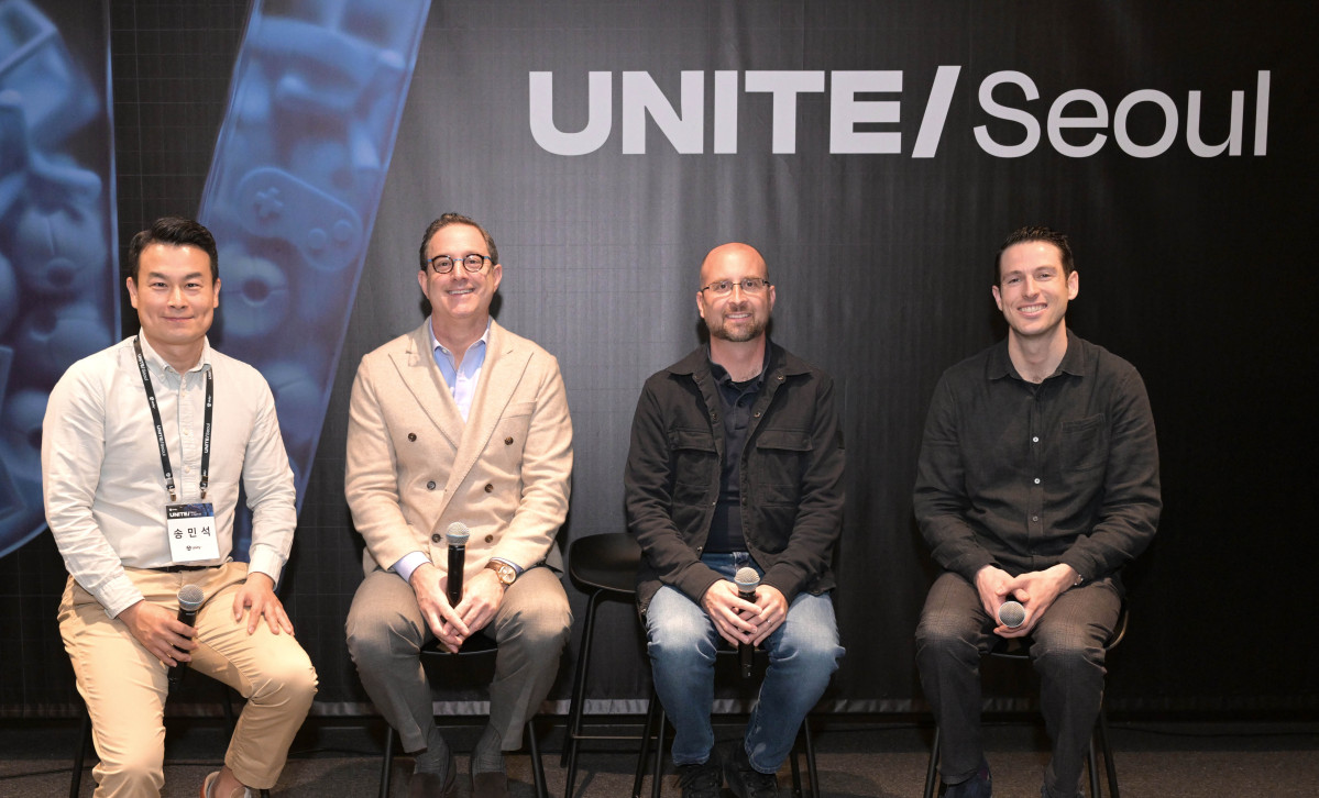 ▲15일 코엑스 아셈볼룸에서 개최한 유나이트 서울 2025 기자간담회에서 (왼쪽부터) 송민석 유니티 코리아 대표이사, 맷 브롬버그 유니티 CEO 겸 사장, 애덤 스미스 유니티 엔진 부문 프로덕트SVP, 트레버 캠벨 유니티 APAC 디맨드 광고 사업부총괄