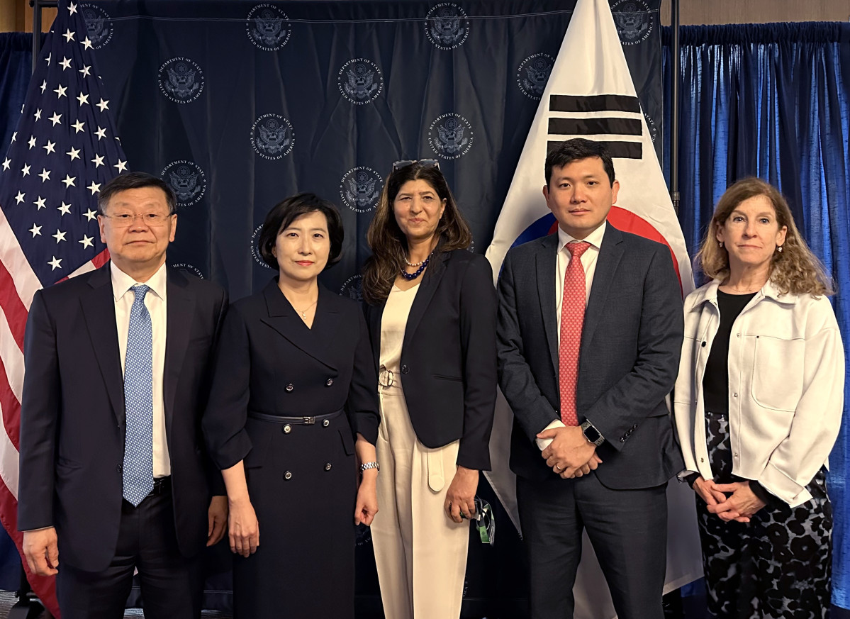 ▲(사진 왼쪽부터) 존 리 우주항공청 본부장, 한민영 외교부 기후환경과학외교국장, 라히마 칸다하리 국무부 부차관보, 케빈 킴 동아태부차관보, 캐런 펠드스타인 NASA 국제협력국장이 제4차 한미 민간우주대화에 참석해 기념촬영을 하고 있다.