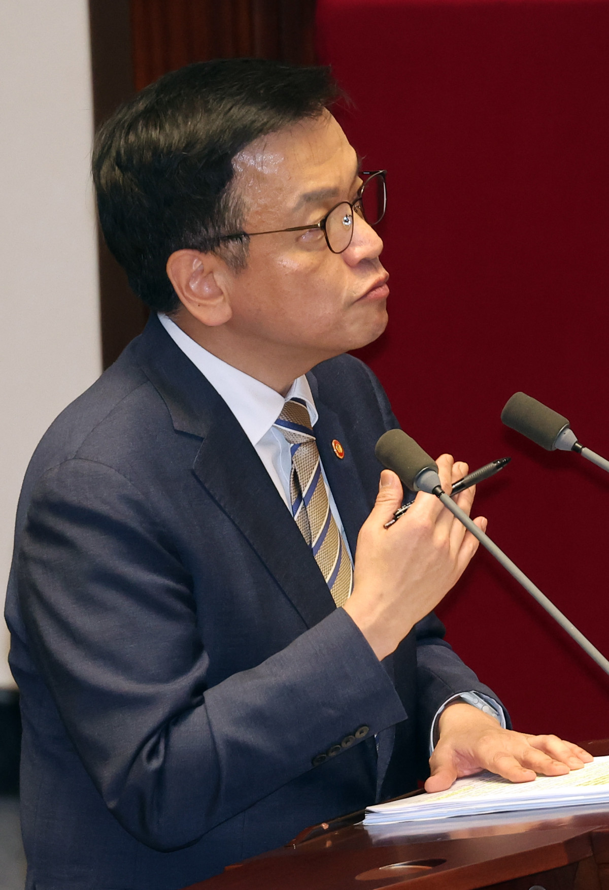 ▲15일 경제 분야 대정부질문이 진행된 국회 본회의에서 최상목 부총리 겸 기획재정부 장관이 더불어민주당 안도걸 의원의 질문에 답하고 있다. (연합뉴스)