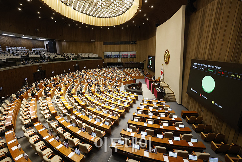 ▲15일 서울 여의도 국회 본회의에서 국민의힘이 퇴장한 가운데 헌법재판소 재판관 이완규, 함상훈 지명 철회 촉구 결의안이 야당 주도로 통과되고 있다. 고이란 기자 photoeran@
