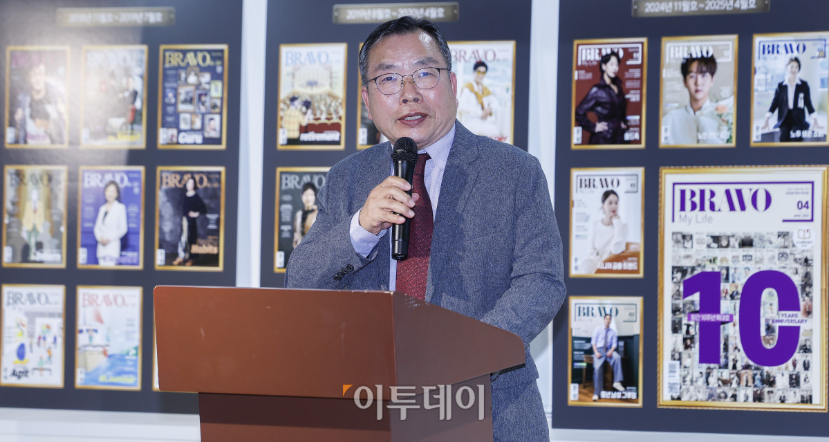 ▲15일 서울 강남구 이투데이빌딩에서 열린 브라보 마이 라이프 창간 10주년 기념행사 나의 '브라보!' 순간 공모전 시상식에서 대상을 수상한 김동철(오른쪽) 작가가 수상소감을 발표하고 있다. 이투데이피엔씨 주최로 올해 처음 열린 나의 브라보! 순간 공모전 시상식은 창간 10주년 기념과 100세 시대를 맞아 구독자들의 도전적인 삶을 위해 열렸고, 브라보 마이 라이프의 외연 확장을 도모하는 자리다. 조현호 기자 hyunho@