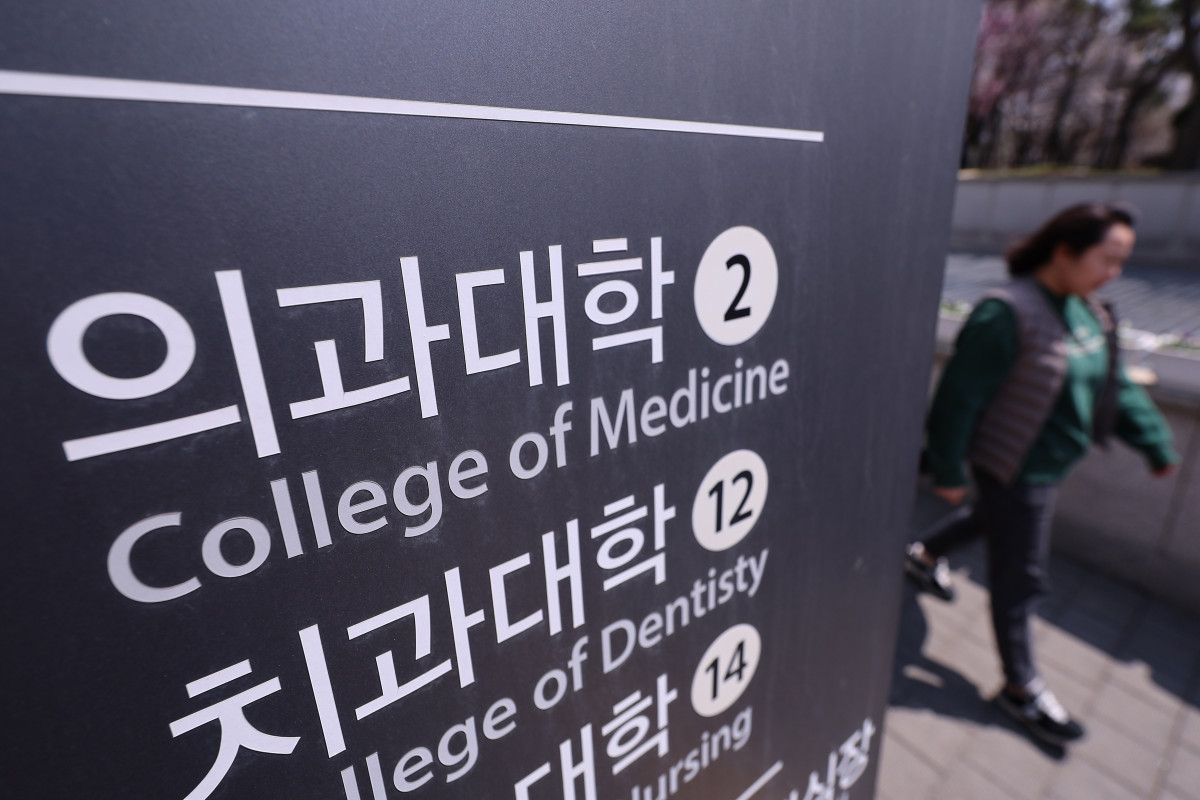 ▲교육부가 의대 본과 3·4학년의 수업 참여율이 높은 것으로 파악했다며 전체적인 상황을 종합적으로 판단해 2026학년도 의대 모집인원을 발표하겠다고 밝힌 가운데 8일 서울 시내 한 의과대학의 모습. (연합뉴스)