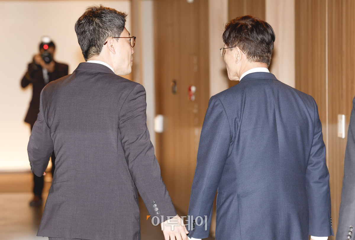 ▲김문수(오른쪽) 전 고용노동부 장관이 16일 서울 중구 서울시청에서 오세훈 서울시장과 면담을 위해 시장 집무실로 이동하고 있다. 조현호 기자 hyunho@