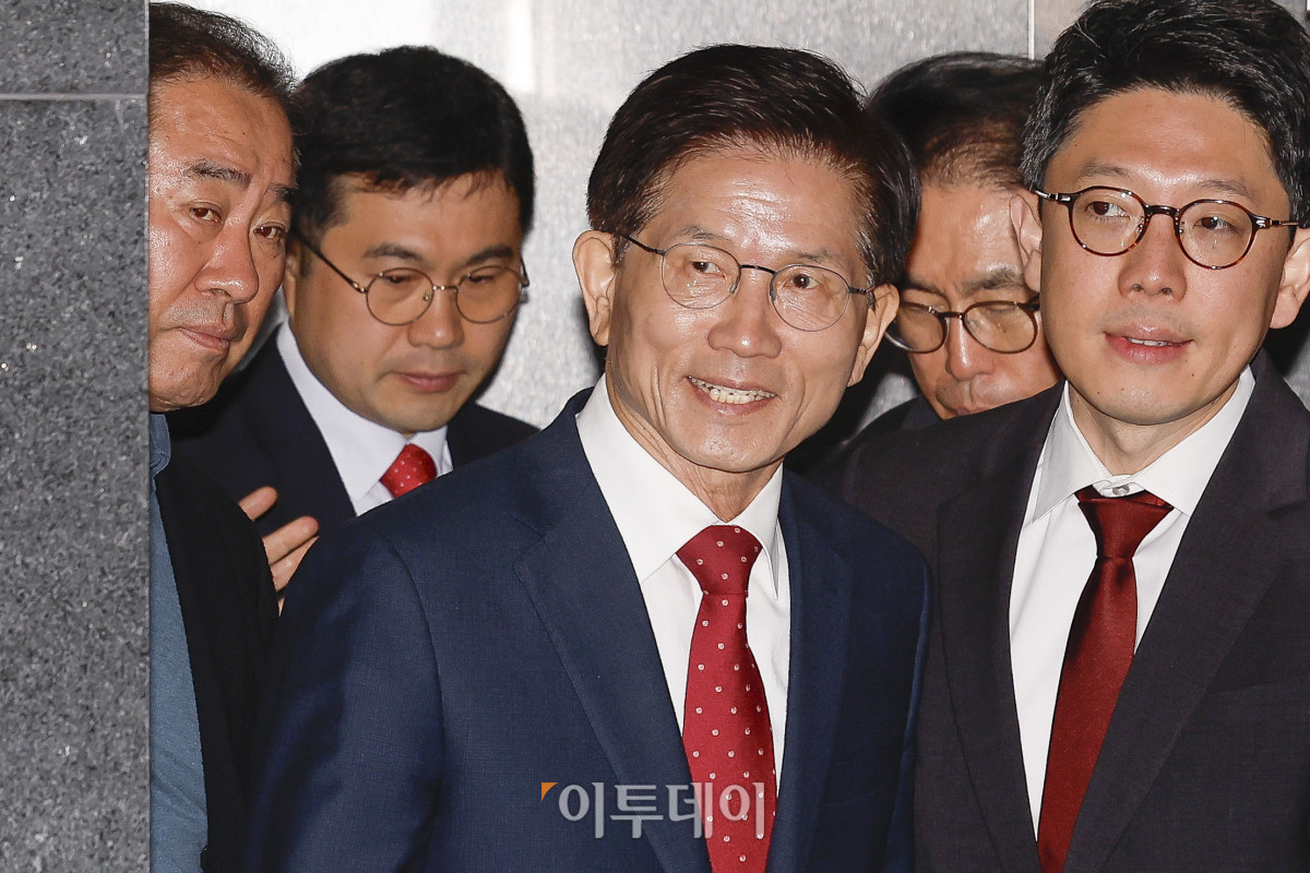 ▲김문수 전 고용노동부 장관이 16일 서울 중구 서울시청에서 오세훈 서울시장과 면담을 위해 시청에 도착하고 있다. 조현호 기자 hyunho@