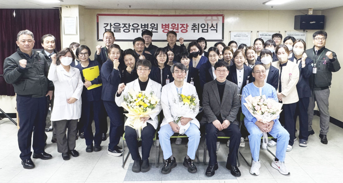 ▲갑을장유병원이 지난달 내과 전문의 임동현 진료원장을 병원장으로 정형외과 전문의 이상혁 센터장을 진료원장으로 각각 승격시켜 기존 마취통증의학과 전문의 정승환 의무원장과 함께 병원의 3인 리더 체제를 구축하고 기념촬영을 하고 있다. 병원 관계자들이 기념촬영을 하고 있다.(KBI그룹 제공)