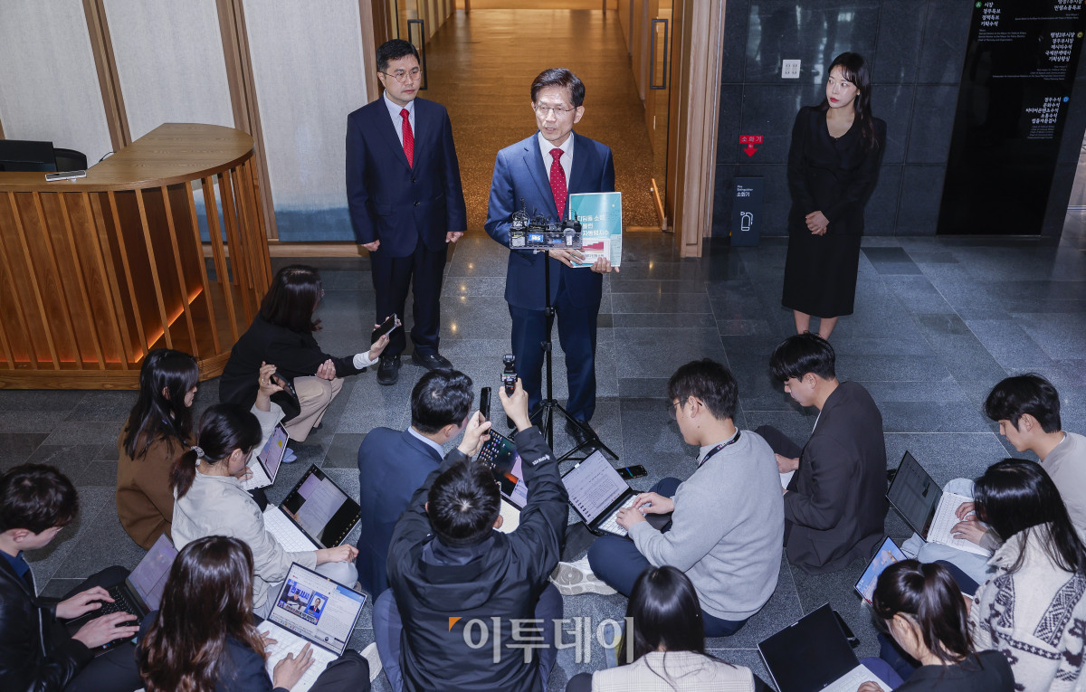 ▲제21대 대통령 선거에 출마하는 김문수 전 고용노동부 장관이 16일 서울 중구 서울시청에서 오세훈 서울시장과 조찬 회동을 마친 후 취재진의 질문에 답하고 있다. 조현호 기자 hyunho@