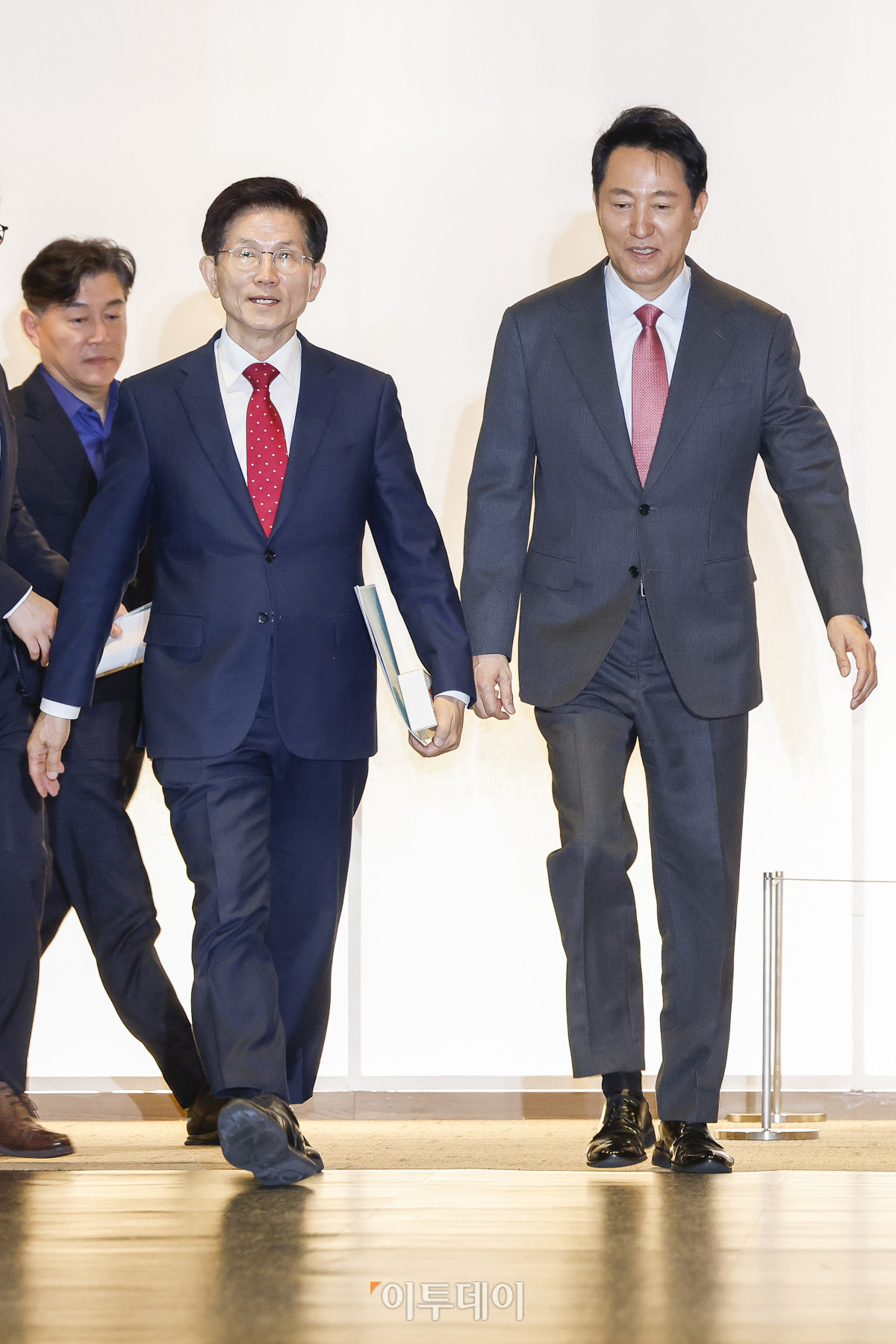 ▲제21대 대통령 선거에 출마하는 김문수(왼쪽) 전 고용노동부 장관이 16일 서울 중구 서울시청에서 오세훈 서울시장과 조찬 회동을 마친 후 집무실에서 나오고 있다. 조현호 기자 hyunho@