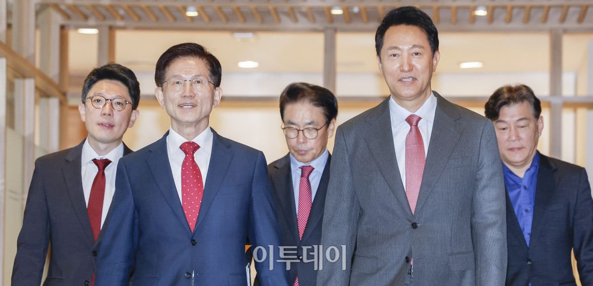 ▲제21대 대통령 선거에 출마하는 김문수(앞줄 왼쪽) 전 고용노동부 장관이 16일 서울 중구 서울시청에서 오세훈 서울시장과 조찬 회동을 마친 후 집무실에서 나오고 있다. 조현호 기자 hyunho@