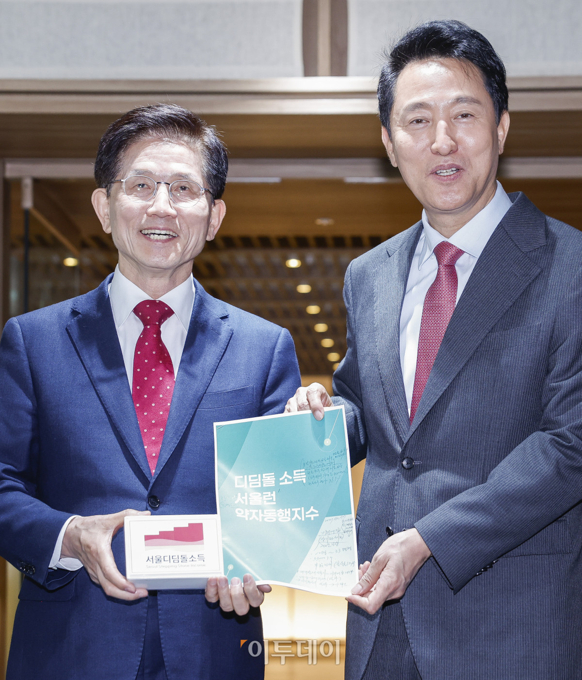 ▲제21대 대통령 선거에 출마하는 김문수(왼쪽) 전 고용노동부 장관이 16일 서울 중구 서울시청에서 오세훈 서울시장과 조찬 회동을 마친 후 서울시 정책제안서를 들고 기념촬영을 하고 있다. 조현호 기자 hyunho@