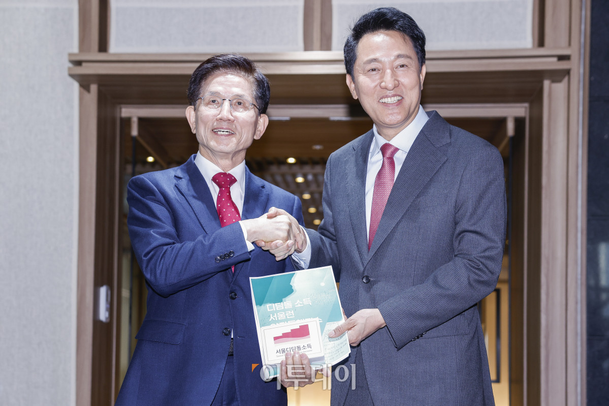 ▲제21대 대통령 선거에 출마하는 김문수(왼쪽) 전 고용노동부 장관이 16일 서울 중구 서울시청에서 오세훈 서울시장과 조찬 회동을 마친 후 악수를 하고 있다. 조현호 기자 hyunho@