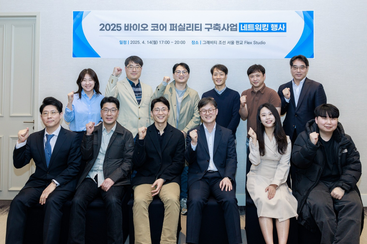 ▲최병윤 바이오코어센터장(하단 좌측)과 바이오 코어 퍼실리티 참여 기업이 단체사진을 찍고 있다. (분당서울대병원)