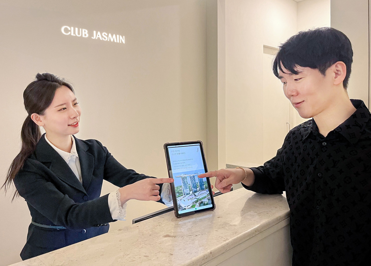 ▲현대백화점 더현대 서울 VIP 라운지에서 직원이 고객에게 ‘마리나 베이 샌즈(Marina Bay Sands)’ VIP 서비스 제휴에 따른 혜택을 설명하고 있다. (사진제공=현대백화점)