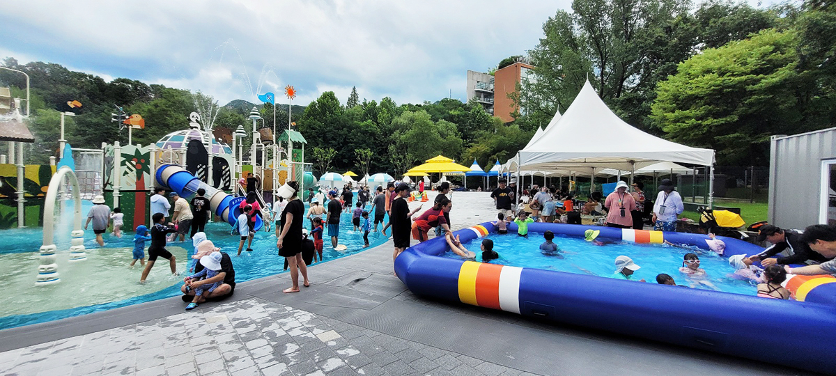 ▲지난해 새로 개장한 관악산 어린이 물놀이장에서 아이들이 뛰어놀고 있다. 사진제공-관악구