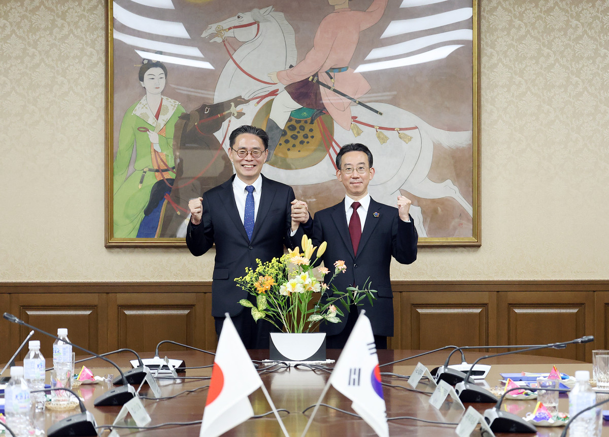 ▲강민수 국세청장(왼쪽)이 15일 일본 도쿄에서 열린 '제29차 한‧일 국세청장회의'에 참석해 오쿠 다쓰오 일본 국세청장과 기념 촬영을 하고 있다. (사진제공=국세청)