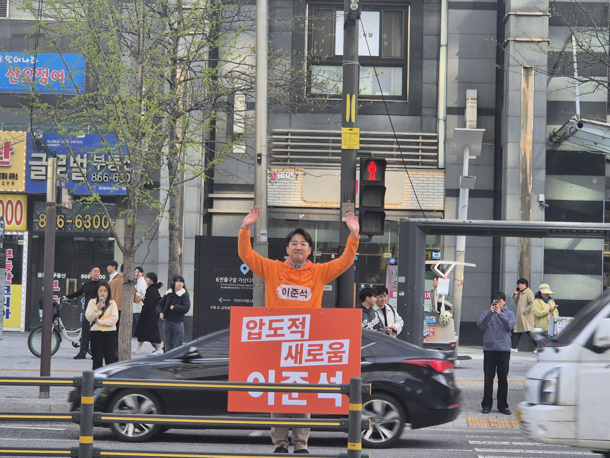 ▲개혁신당 대선 후보인 이준석 의원이 16일 서울 금천구 가산디지털역 인근에서 출근길 인사를 하고 있다. 2025.4.16 (이난희 기자 @nancho0907)