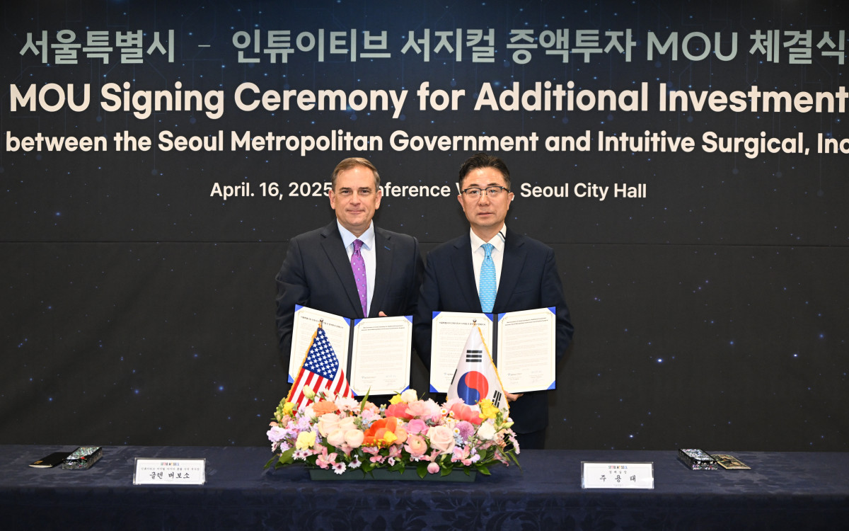 ▲16일 오전 주용태 서울시 경제실장(우)과 글렌 버보소(Glenn Vavoso) 인튜이티브 서지컬 아시아 지역 총괄 수석부사장(SVP & President Asia Pacific)이 증액투자 MOU 체결식에서 협약서를 들고 기념촬영을 하고 있다. 사진제공-서울시