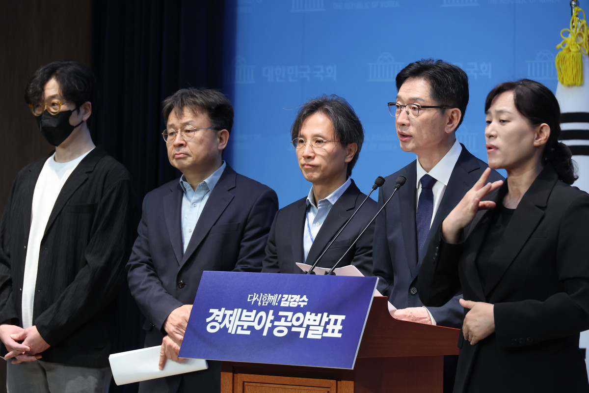 ▲더불어민주당 김경수 대선 경선 후보가 16일 서울 여의도 국회 소통관에서 경제분야 정책 발표를 하고 있다. (연합뉴스)