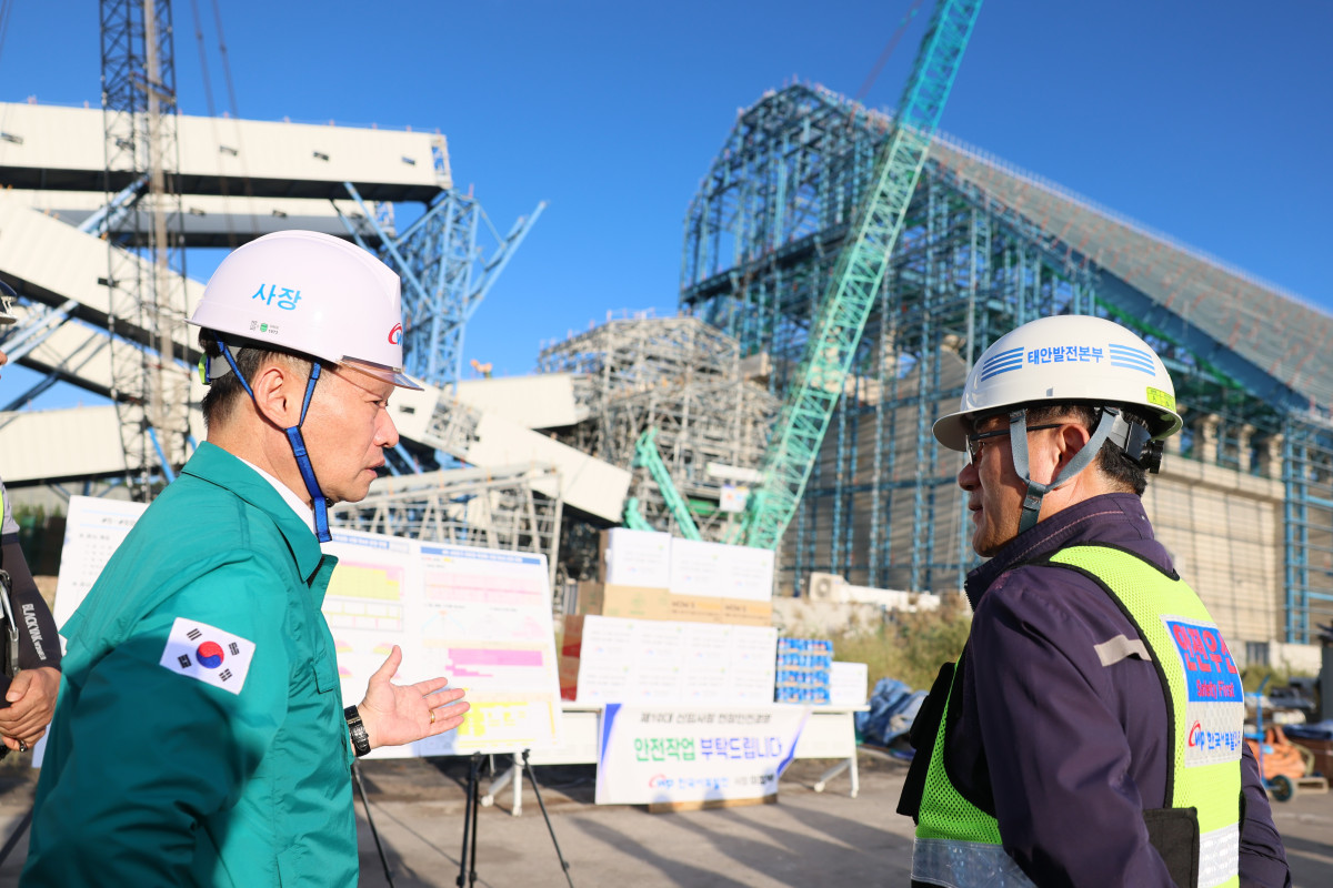▲이정복 한국서부발전 사장(왼쪽)이 지난해 9월 태안발전본부를 찾아 안전관리 현황을 점검하고 있다. 서부발전은 ‘2024년 공공기관 안전 활동 수준 평가'에서 A 등급을 획득했다. 공기업 가운데 4년 연속 최고 등급을 유지한 기관은 서부발전이 유일하다. (사진제공=한국서부발전)