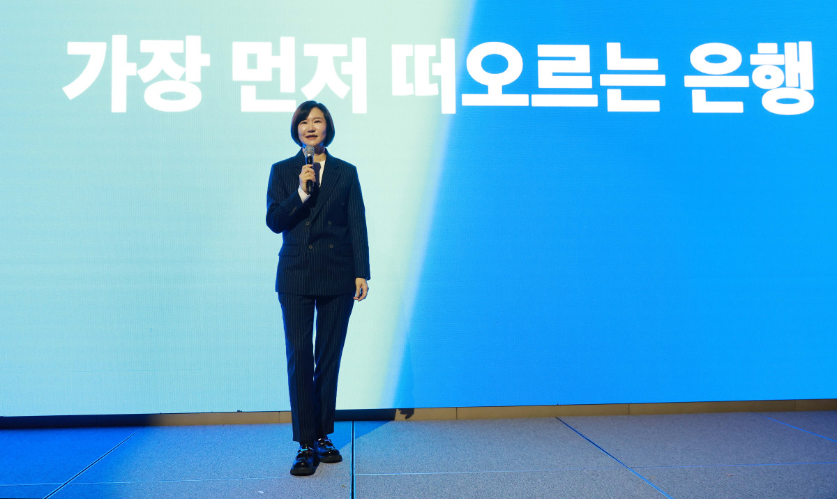 ▲이은미 토스뱅크 대표가 16일 열린 기자간담회에서 ‘미래를 위한 준비를 마친 은행(Built for the Future)’임을 선언했다. (사진제공=토스뱅크)