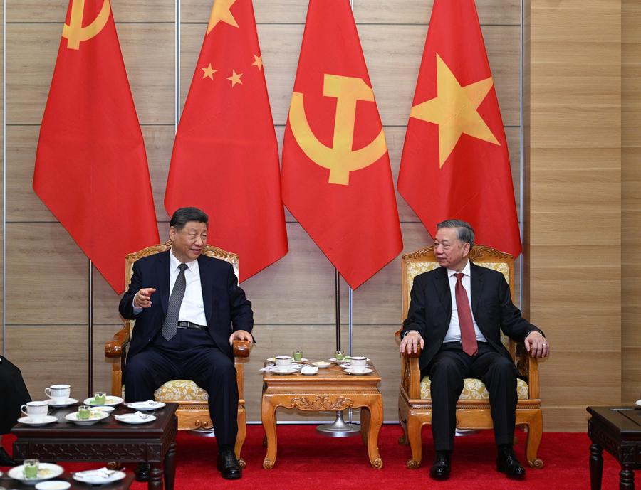 ▲시 주석이 15일 오전 베트남 국빈 방문 일정으로 또 럼 베트남 서기장과 환담하고 있다.  (베트남=신화/뉴시스)