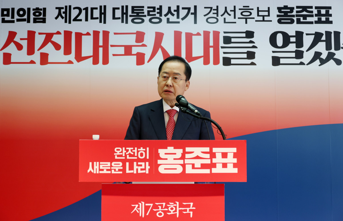 ▲ 제21대 대통령 선거 출마를 선언한 홍준표 전 대구시장이 15일 오후 서울 영등포구 여의도 대하빌딩 경선 캠프에서 열린 '선진대국 국가대개혁 100+1'  정치 부문 비전발표회에서 발언하고 있다.  xconfind@newsis.com (뉴시스)