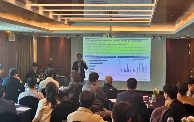 ▲
민경원 선임 연구원이  '2025년 2분기 환율전망 세미나'에서 부산지역 수출입기업 임직원에게 환율 전망에 대해 강연을 하고 있다.