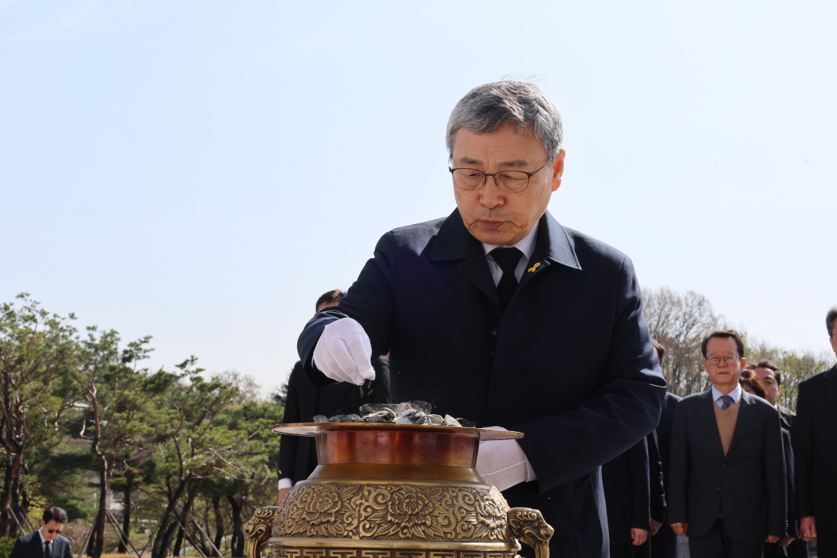 ▲ 정근식 서울시교육감이 15일 서울 강북구 국립4.19 민주묘지를 방문, 참배하고 있다. (연합뉴스)