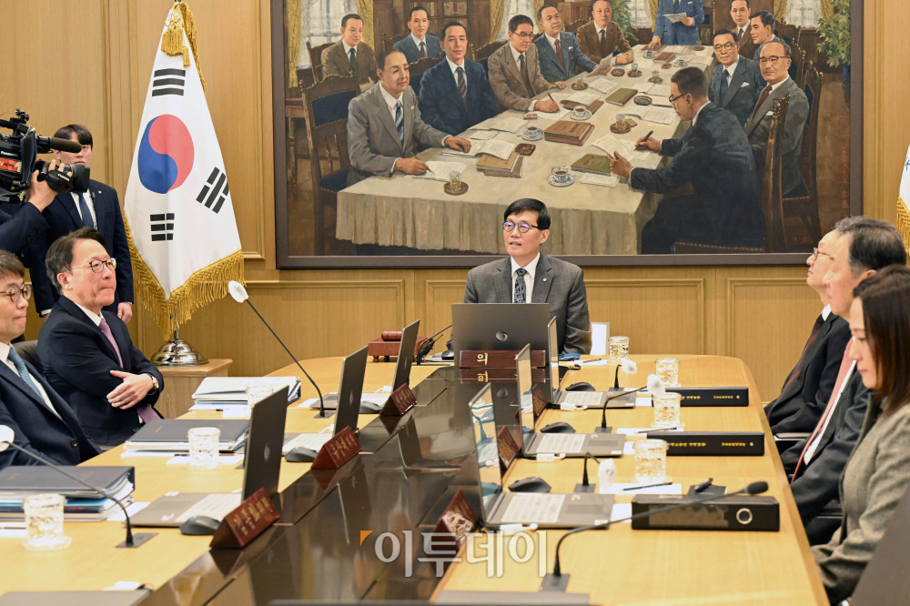 ▲이창용 한국은행 총재가 25일 서울 중구 한국은행 본관에서 열린 금융통화위원회 본회의를 주재하고 있다. 사진공동취재단 (이투데이DB)