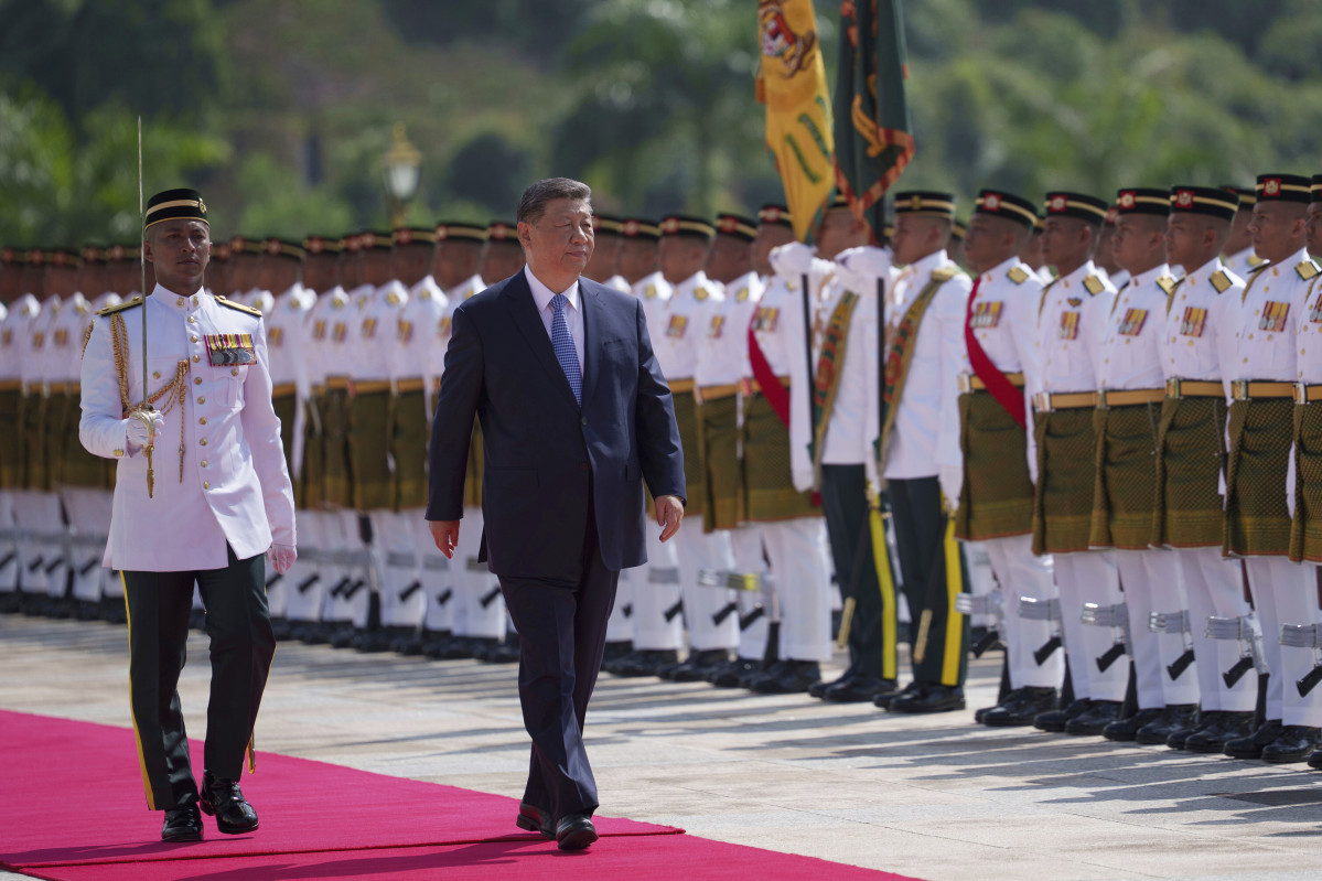 ▲시진핑 중국 국가주석이 16일(현지 시간) 말레이시아 쿠알라룸푸르 국립궁전에서 열린 공식 환영식에 참석, 말레이시아 의장대를 사열하고 있다. (쿠알라룸푸르(말레이시아)=AP/뉴시스)