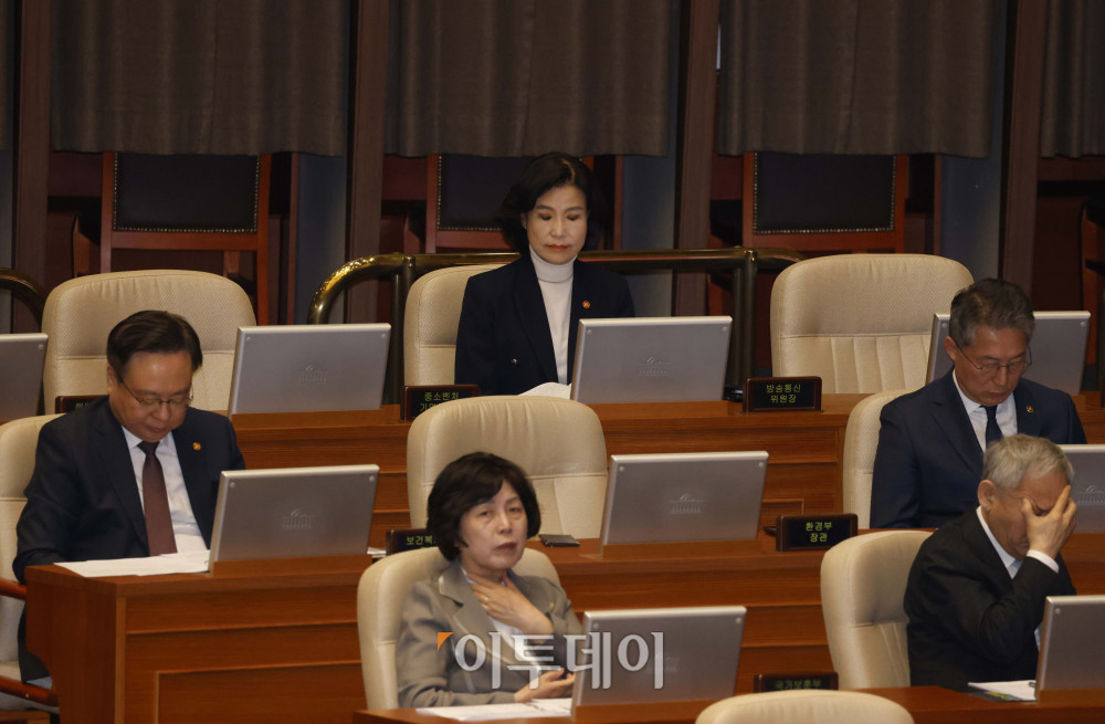 ▲이진숙(뒷줄 가운데) 방송통신위원장을 비롯한 국무위원들이 16일 서울 여의도 국회 본회의에서 열린 교육·사회·문화 분야 대정부 질문에 참석하고 있다. 고이란 기자 photoeran@