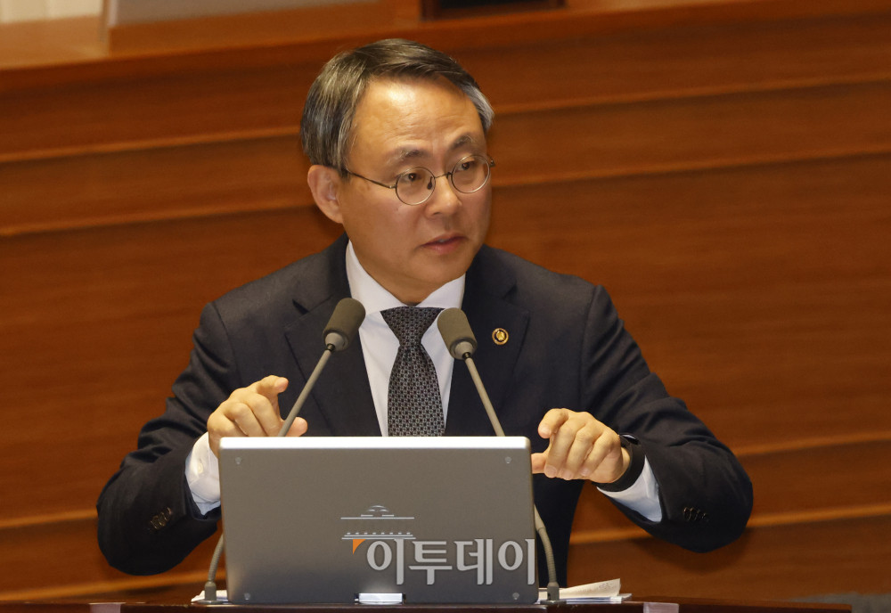 ▲고기동 행정안전부 장관 직무대행이 16일 서울 여의도 국회 본회의에서 열린 교육·사회·문화 분야 대정부 질문에서 의원 질의에 답하고 있다. 고이란 기자 photoeran@