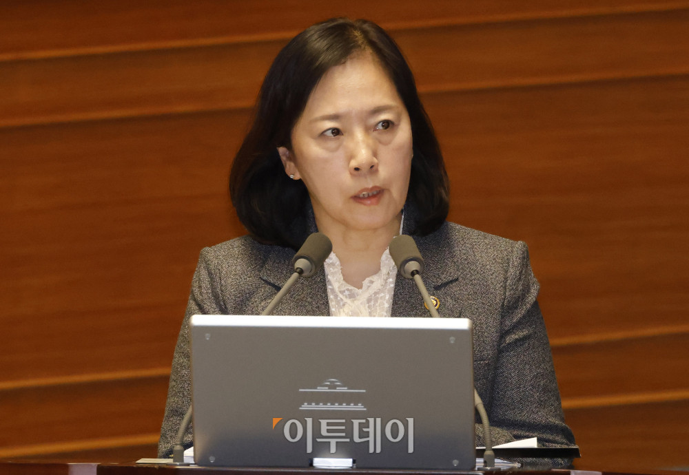 ▲신영숙 여성가족부 장관 직무대행이 16일 서울 여의도 국회 본회의에서 열린 교육·사회·문화 분야 대정부 질문에서 의원 질의에 답하고 있다. 고이란 기자 photoeran@