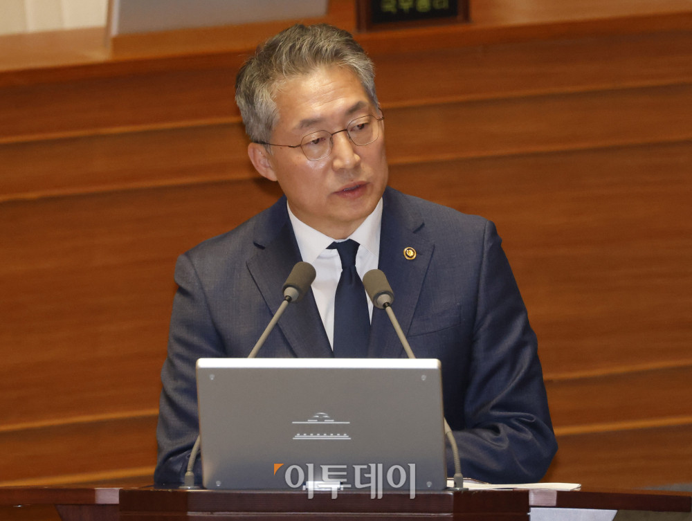 ▲김민석 고용노동부 장관 직무대행이 16일 서울 여의도 국회 본회의에서 열린 교육·사회·문화 분야 대정부 질문에서 의원 질의에 답하고 있다. 고이란 기자 photoeran@