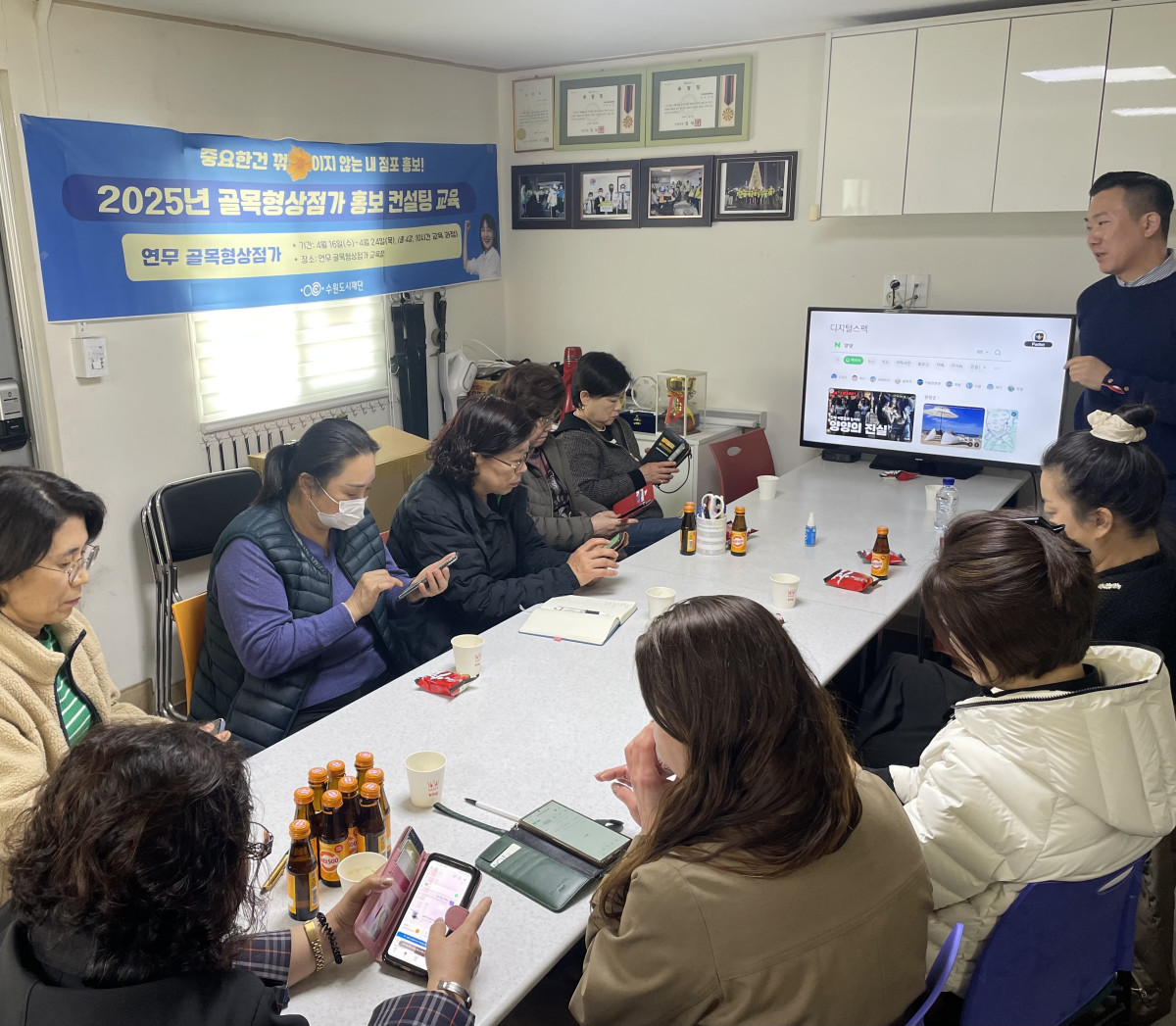 ▲수원도시재단이 16일부터 수원시 내 골목형상점가 및 골목상권의 점포 경쟁력 강화를 위한 ‘홍보 컨설팅 교육’을 본격적으로 시작했다.  (수원도시재단)