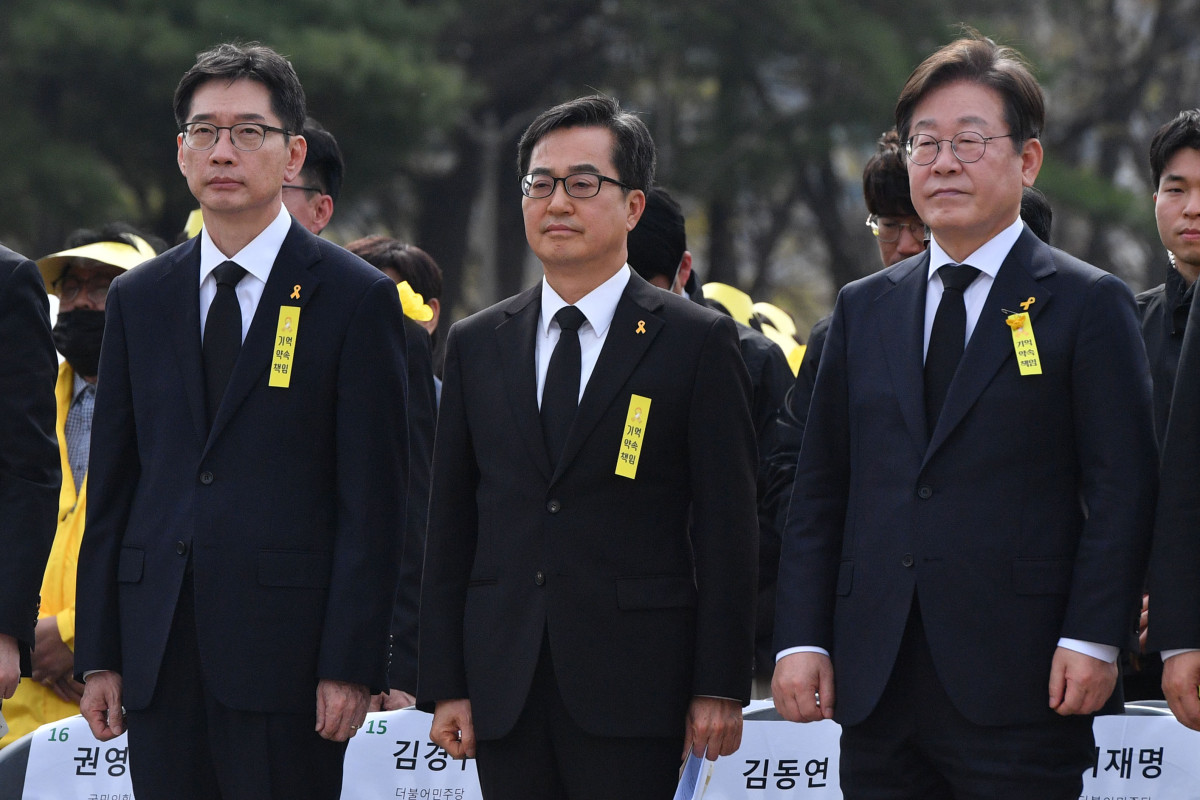 ▲세월호 참사 11주기를 맞은 16일 안산시 단원구 화랑유원지에서 열린 '세월호참사 11주기 기억식'에 더불어민주당 이재명 전 대표(오른쪽부터), 김동연 경기지사, 김경수 전 경남지사가 참석해 있다. (연합뉴스)
