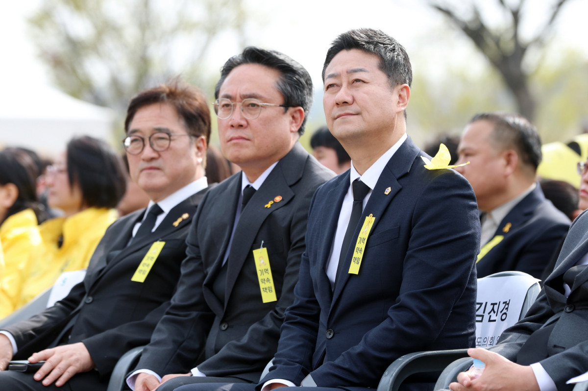 ▲김진경 경기도의회 의장(더민주, 시흥3)은 16일 오후 안산 화랑유원지에서 열린 세월호 참사 11주기 기억식에 참석해 희생자들을 추모하고, 유가족과 아픔을 함께 나누는 뜻깊은 시간을 가졌다. (경기도의회)