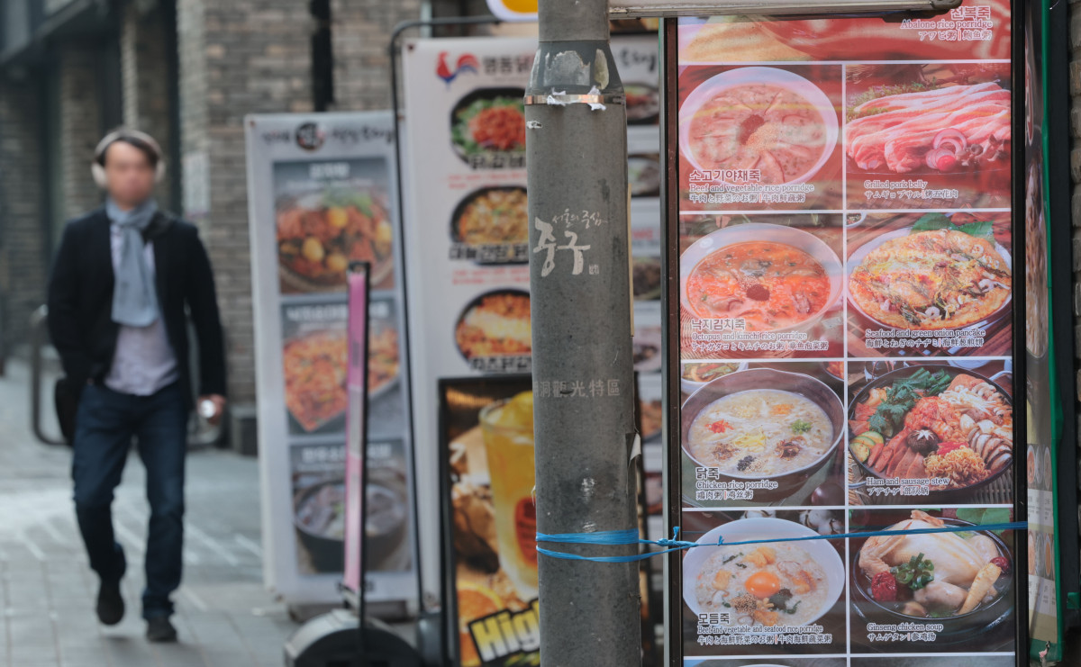 ▲내수 경기 부진과 탄핵 사태 등 정치적 불안이 계속되면서 옷, 신발, 음식료품 등 '작은 소비'가 감소하고, 공연관람과 외식·나들이도 줄어든 것으로 나타난 1일 서울 중구 명동거리에 음식 메뉴판이 놓여있다. (연합뉴스)
