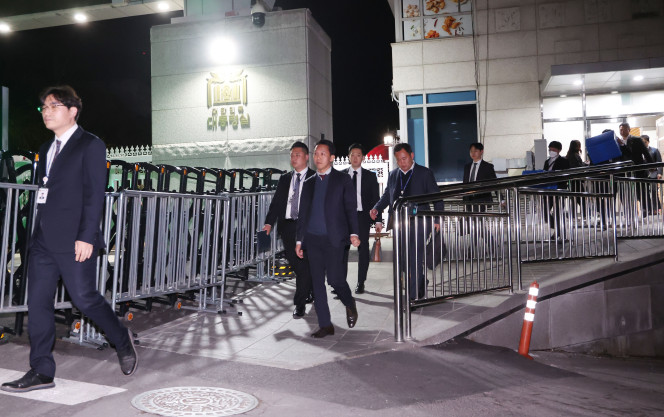 ▲대통령실 압수수색을 시도한 경찰 비상계엄 특별수사단이 지난달 16일 서울 용산 대통령실 청사 민원실 출입구로 나오고 있다. (연합뉴스)