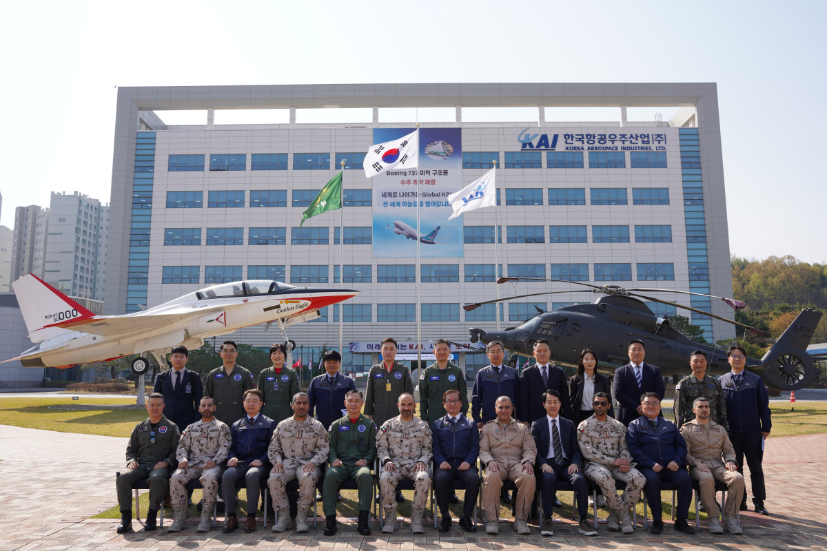 ▲16일 알사흐란 알누아이미 AWC(Airforce Warfare Center)사령관을 비롯한 아랍에미레이트연합(UAE) 공군방공사령관 일행이 경남 사천 한국항공우주산업(KAI) 본사에 방문했다. (한국항공우주산업)
