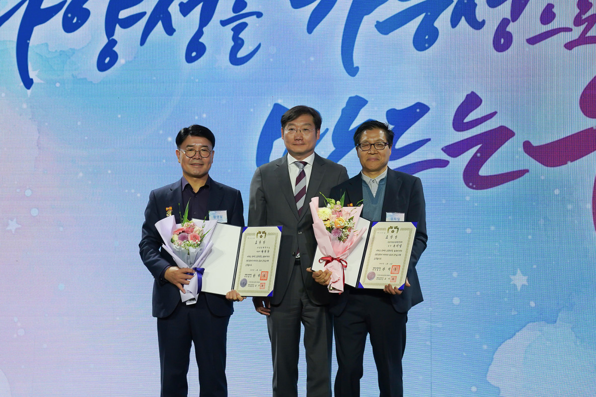 ▲황영달 삼일행복나눔 대표이사 (사진 왼쪽)가 수상 후 기념사진을 촬영하고 있다. (사진= 삼일PwC)