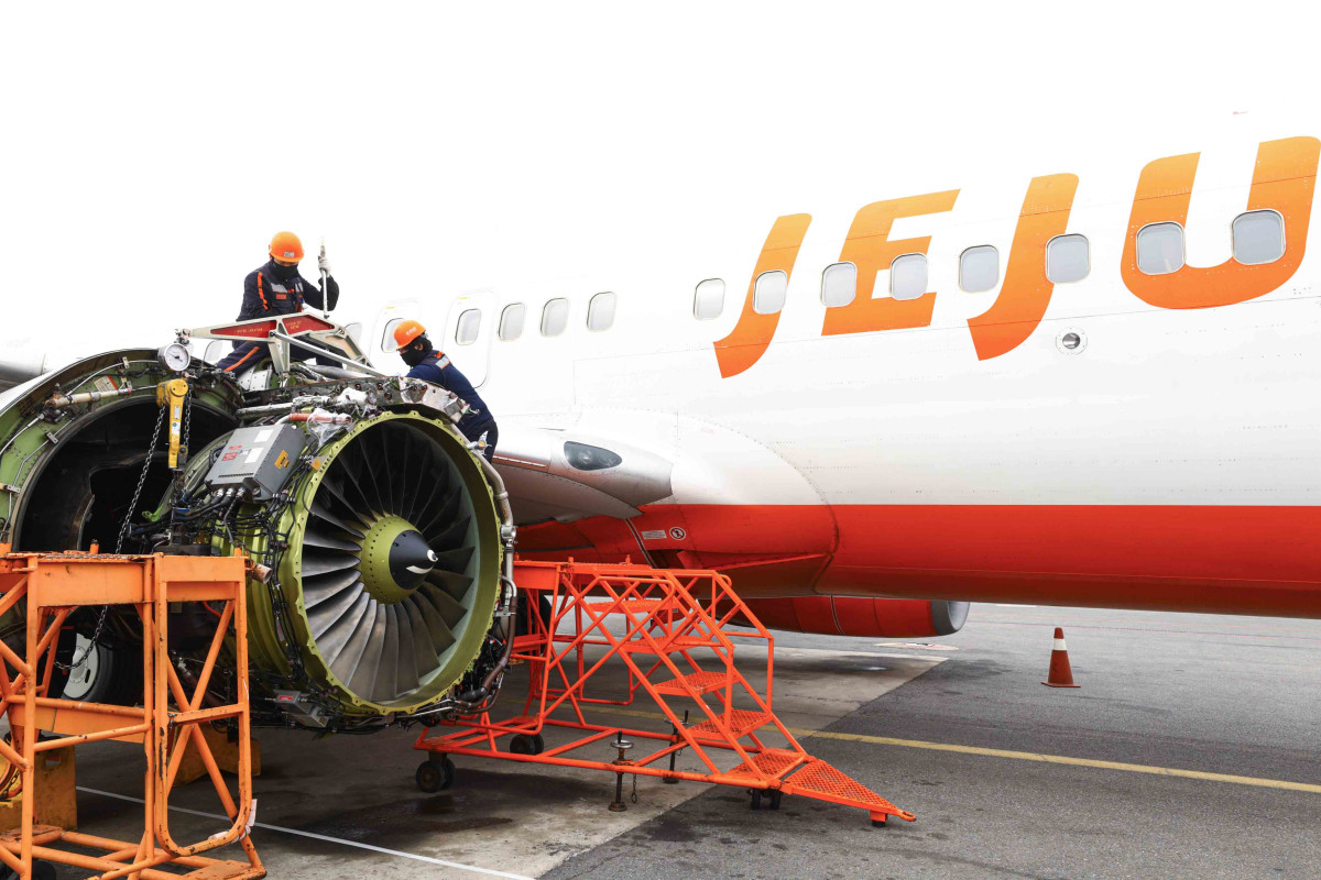 ▲제주항공이 운항 안정성을 강화하기 위해 정비 인력을 확충하고 있는 가운데, 공항 정비 구역에서 작업자들이 항공기 엔진 정비 작업을 수행하고 있다. (사진=제주항공)