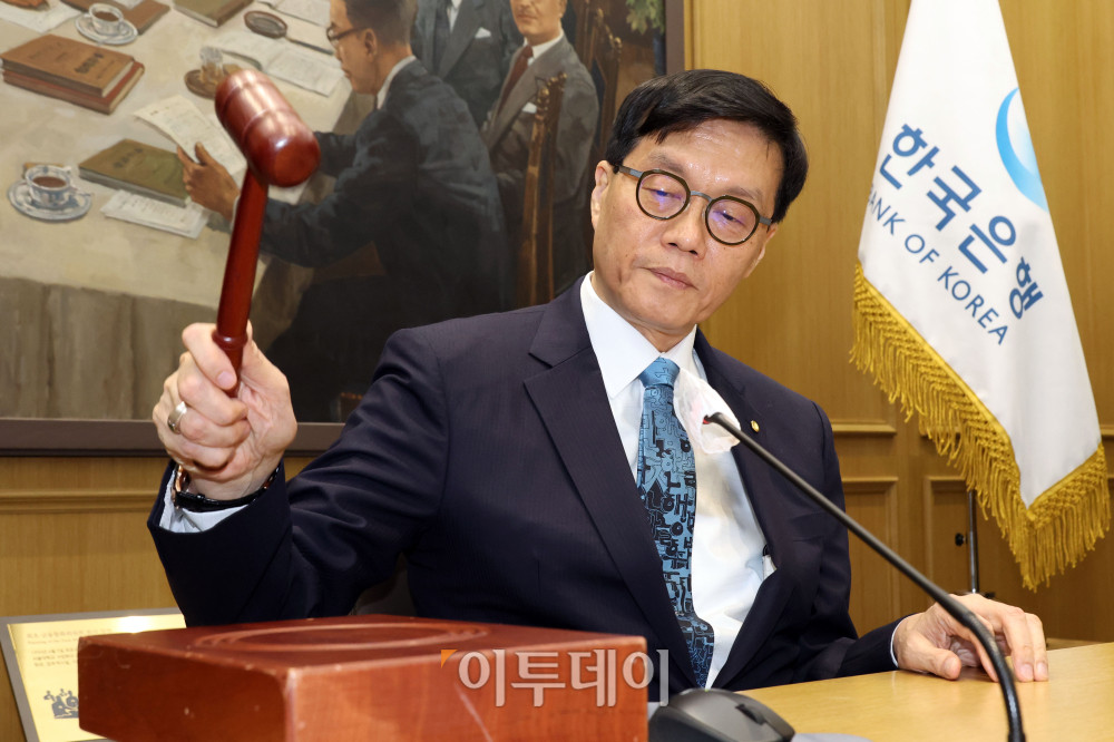 ▲이창용 한국은행 총재가 17일 서울 중구 한국은행 본관에서 열린 금융통화위원회 본회의에 개회를 선언하는 의사봉을 치고 있다. 사진공동취재단