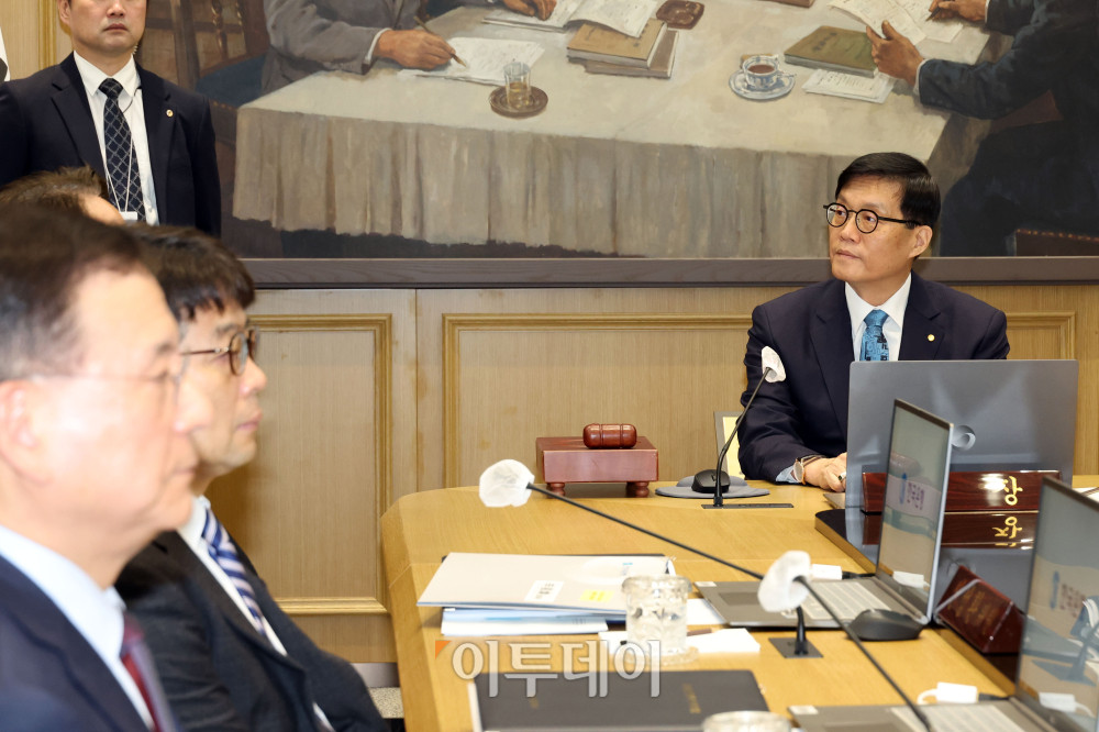 ▲이창용 한국은행 총재가 17일 서울 중구 한국은행 본관에서 금융통화위원회 본회의를 주재하고 있다. 사진공동취재단