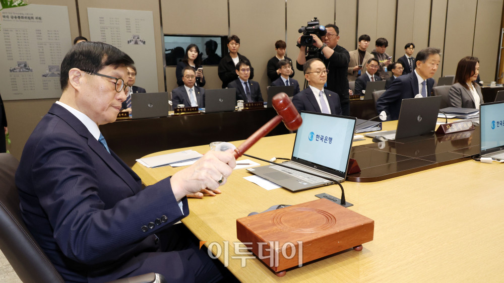 ▲이창용 한국은행 총재가 17일 서울 중구 한국은행 본관에서 열린 금융통화위원회 본회의에 개회를 선언하는 의사봉을 치고 있다. 사진공동취재단
