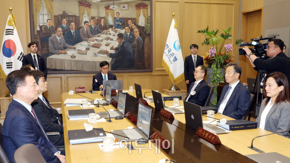 ▲이창용 한국은행 총재가 17일 서울 중구 한국은행 본관에서 금융통화위원회 본회의를 주재하고 있다. 사진공동취재단