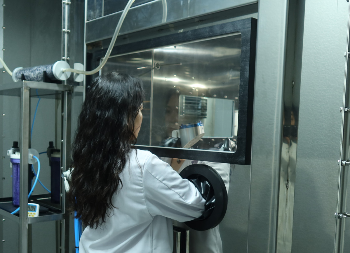 ▲한국건설생활환경시험연구원 생물자원평가센터 시험자가 대형챔버를 활용하여 부유 곰팡이 저감성능을 평가하고 있다.  (사진제공=한국건설생활환경시험연구원)