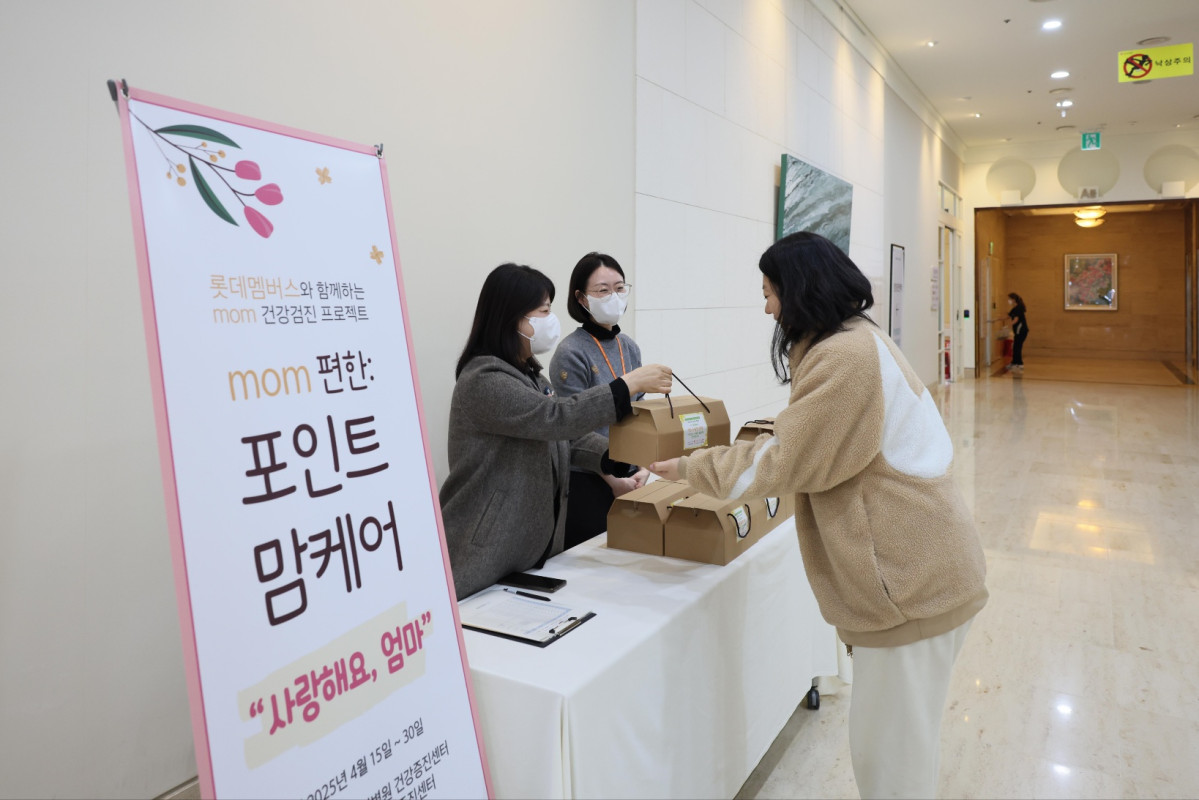 ▲소아암 환아 어머니가 분당 보바스기념병원에서 진행되는 포인트 맘케어 캠페인에 참여하고 있다. (사진제공=롯데멤버스)